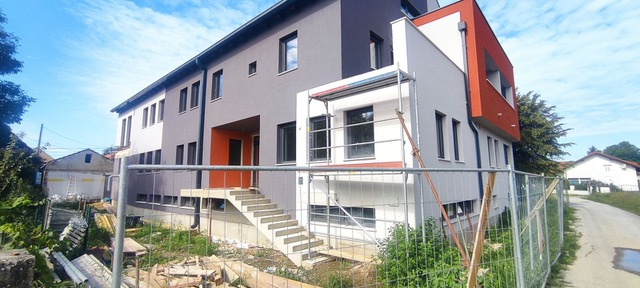 Centar poprima završne konture